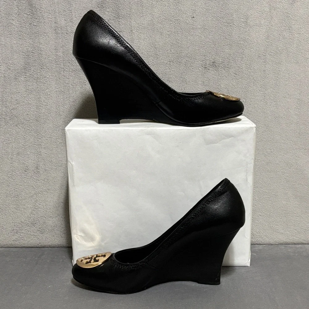 Tory Burch Black Gold Logo Wedge Heels 7.5 Designer Classic Pump